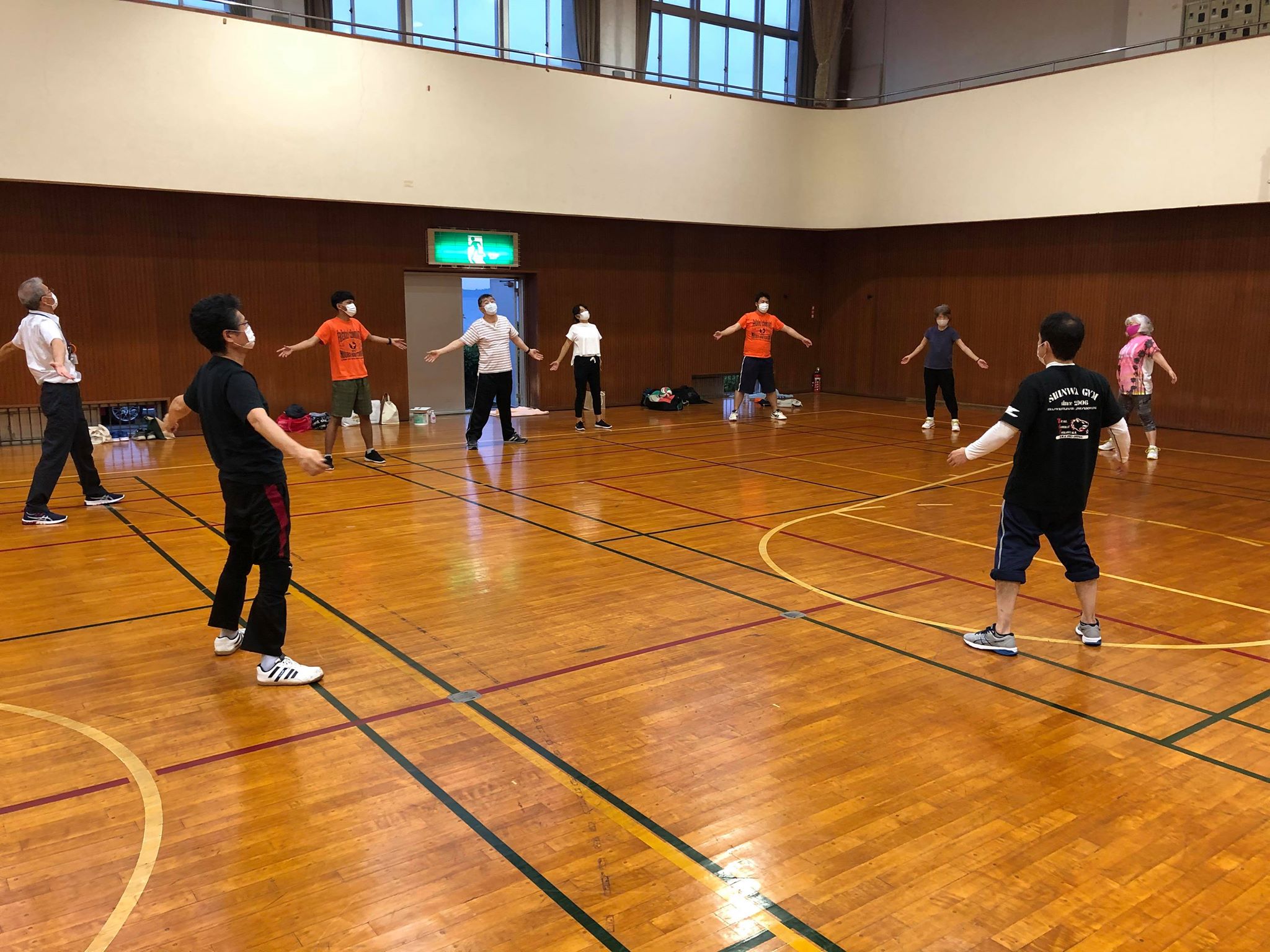認知症の方と一緒にスポーツを楽しむ様子